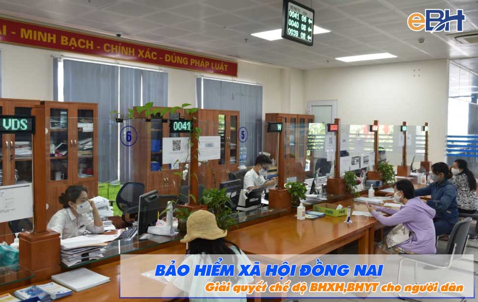 Cán bộ BHXH Đồng Nai thực hiện giải quyết các chế độ BHXH cho người dân