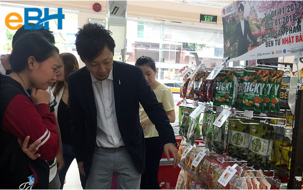 Một người Nhật Bản đang làm việc tại VN giới thiệu các sản phẩm Nhật cho người tiêu dùng