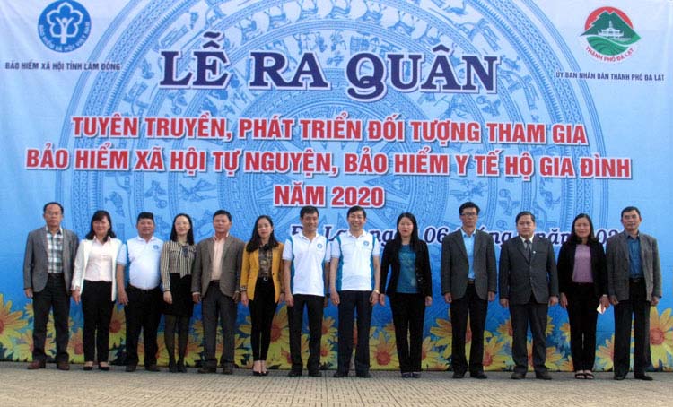 Các đại biểu đến dự lễ ra quân tuyên truyền tại thành phố Đà Lạt.