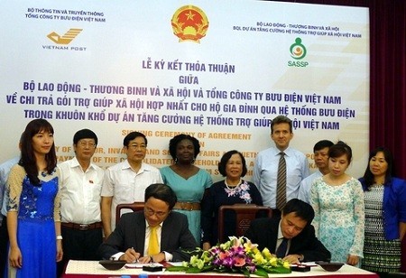 Bộ LĐ-TB&XH và Tổng Công ty Bưu điện VN ký thỏa thuận chi trả gói trợ giúp xã hội cho hộ gia đình qua BĐ. (Ảnh: Nguồn Internet).