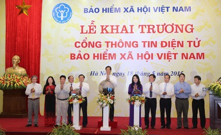 Thủ tướng Nguyễn Tấn Dũng bấm nút khai trương Cổng giao dịch điện tử BHXH Việt Nam