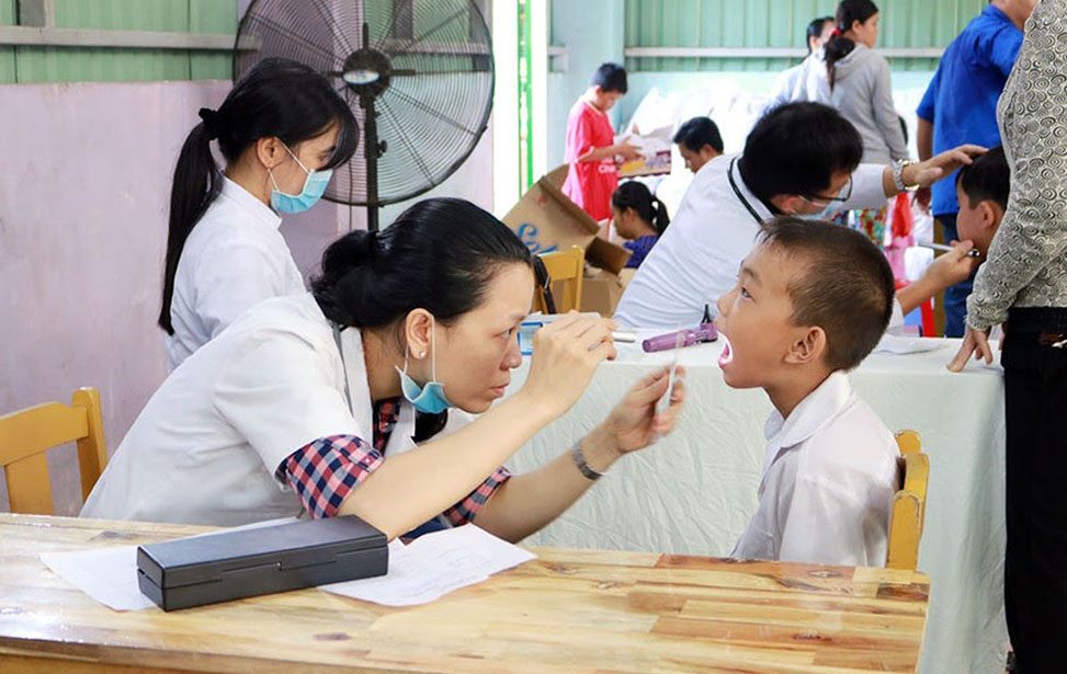 Học sinh được các bác sĩ khám sức khỏe ngay tại trường học. 