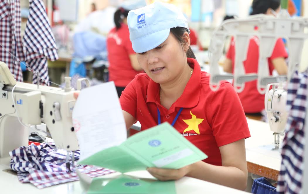 BHXH Nam Định phấn đấu hoàn thiện nhiệm vụ giao sổ bảo hiểm